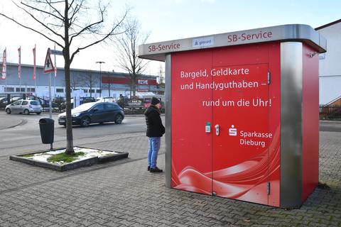 Der frei stehende Geldautomat der Sparkasse an der Breiten Gasse in Groß-Umstadt ist besonders gesichert.    