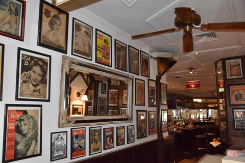 Titelseiten alter Zeitschriften schmücken die Wände des Café „House“ Journal in Groß-Umstadt, das nach über 30 Jahren nun geschlossen hat. Foto: Dorothee Dorschel