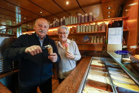 In diesem Jahr endet nach 51 Jahren die Zeit von Giusi und Guido Simioni im Eiscafé Tivoli – aus Altersgründen verabschiedet sich das Ehepaar. Foto: Guido Schiek
