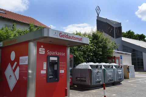 Bald Geschichte ist der Geldautomat in der Gartenstraße in Klein-Zimmern.