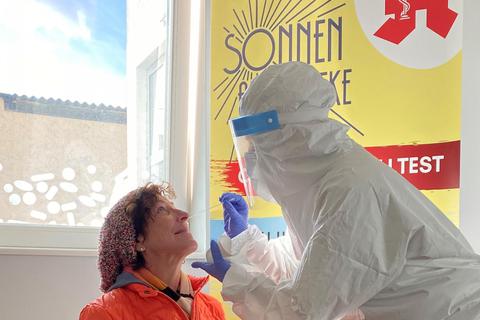 Eine Testerin der Sonnen- Apotheke in Groß-Zimmern nimmt einen Nasenabstrich für einen Corona-Test. Foto: Gerald von Schumann