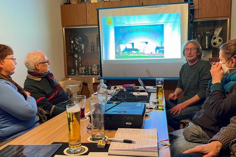 Georg Dombrowe von AtomkraftEnde Darmstadt (rechts hinten) erklärt die Situation um den Rückbau des AKW Biblis bei einer Infoveranstaltung. Foto: Marc Schüler