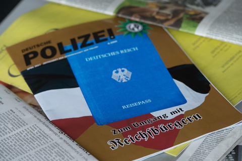 Mit Fantasiedokumenten wie einem Reisepass mit der Aufschrift "Deutsches Reich" leben sogenannte Reichsbürger in ihrer eigenen Welt – die Existenz der Bundesrepublik verneinen sie. Die Polizei klärt in einer Broschüre darüber auf.  