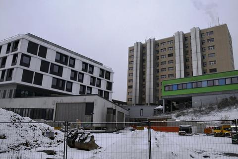 Auf dem Krankenhaus-Buckel in Groß-Umstadt wächst (links) das neue Bettenhaus empor. Rechts zu sehen ist das bisherige Hauptgebäude. Foto: Jens Dörr