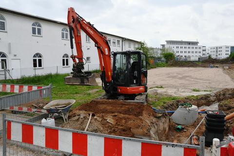 Die Erd- und Kanalarbeiten haben begonnen: Auf diesem Gelände an der Fabrikstraße im Dieburger Industriegebiet-Nord entsteht in den nächsten Wochen ein Containerdorf für Flüchtlinge. 