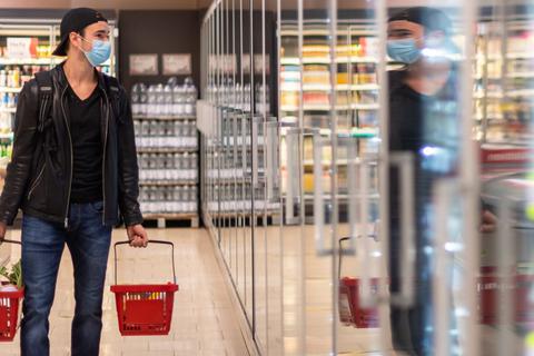 Nicht mehr viele Kunden tragen beim Einkaufen einen Mund-Nasen-Schutz – zumindest in den Edeka-Läden in Ober-Ramstadt und Roßdorf ist dies ein seltener Anblick. Symbolfoto: dpa