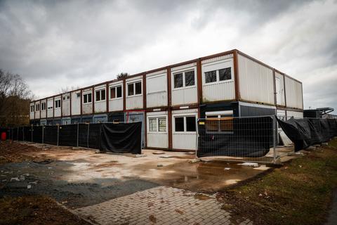Die Container für Flüchtlinge an der Zahlwaldhalle bei Roßdorf werden derzeit hergerichtet. Die Unterbringung ist derzeit kein großes Problem im Kreis, allerdings bleibt die Kreisverwaltung dennoch auf einem Teil der Kosten für die Flüchtlinge sitzen.