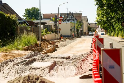 Viele Baustellen in der Ortsdurchfahrt des Ober-Ramstädter Stadtteils Modau, die Durchfahrtsstraße wird gemacht, auch an der Pizzeria wird am Bürgersteig gearbeitet. Foto: Guido Schiek / VRM Bild