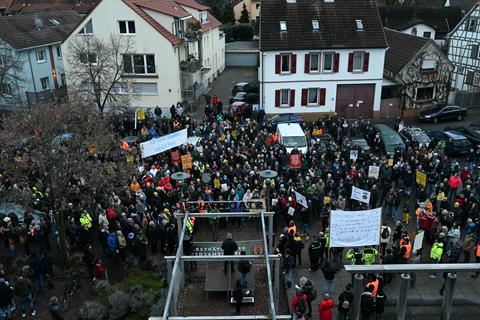Rund 1000 Menschen demonstrierten am Donnerstagnachmittag in Pfungstadt für den Erhalt der Pfungstädter Brauerei. Nach dem Treffen an der Brauerei zogen die Demonstranten ans Stadthaus, wo es eine Kundgebung gab (Bild).  