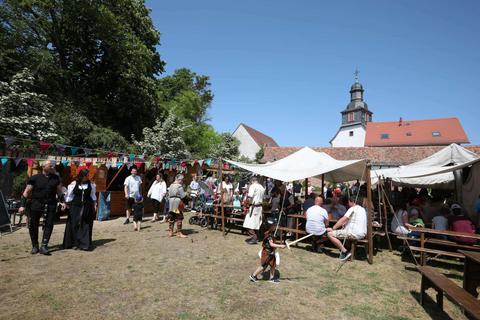 Rund um die Dorfkirche feierten die Spachbrücker das 700-jährige Jubiläum der Ersterwähnung ihres Ortes mit einem Mittelaltermarkt. Melanie Schweinfurth