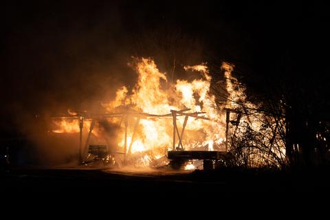 Am Samstagabend brannte ein Unterstand für landwirtschaftliche Maschinen in voller Ausdehnung.