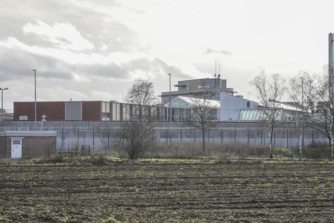 In der Justizvollzugsanstalt in Weiterstadt gelten wegen Corona einige Einschränkungen für die Inhaftierten.  Foto: Torsten Boor