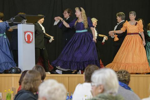 Jahresauftakt des Bezirkslandfrauenvereins für den gesamten Kreis. Zum Programm gehörten Tanzeinlagen der „Hessenschnicker“. © Robert Heiler