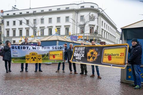 Vor dem hessischen Landtag in Wiesbaden protestierte die BI21 gegen die Ablagerung schwach radioaktiven Bauschutts auf der Büttelborner Mülldeponie. Foto: Schüler
