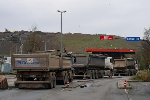 Lastwagen auf dem Weg zur Deponie in Büttelborn.