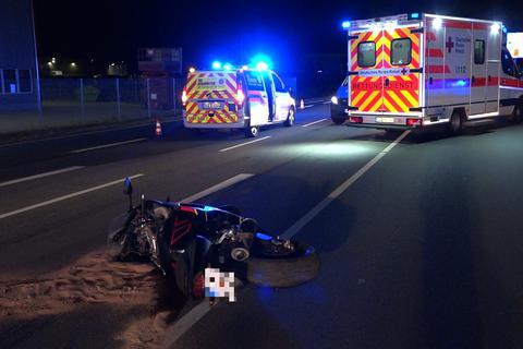 Auf der B44 hat sich ein Motorradfahrer bei einem Unfall schwere Verletzungen zugezogen. Foto: Einsatzreport Südhessen
