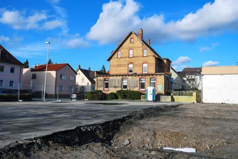 Das alte Backsteinhaus in der Gernsheimer Straße steht unter Denkmalschutz und darf nicht abgerissen werden, wie vom Überlandwerk beabsichtigt. Foto: Vollformat/Samantha Pflug