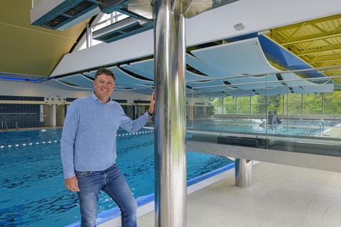 Sportschwimmer haben mit dem kühleren Wasser kein Problem, weiß Wilko van Rijn, Regional- und Projektleiter für Bädermanagement der Aquapark GmbH. Anderen Badegästen ist es jedoch zu kalt, sie bleiben nun lieber daheim.