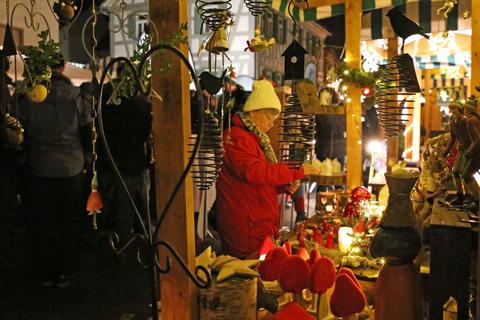 Mit ihrem Lichterglanz erhellen Weihnachtsmärkte die Adventszeit. Dichtes Gedränge birgt jedoch Infektionsrisiken. Archivfoto: Schmidt