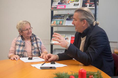 Im Podcast-Video-Interview von Jens Grode mit Helga Kretschmer, der stellvertretenden Vorsitzenden des VdK Rüsselsheim, geht es darum, was Ratsuchende in Rüsselsheim umtreibt. © Volker Dziemballa (VF)