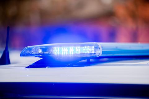 Die Kriminalpolizei in Rüsselsheim sucht wegen zwei Einbrüchen Zeugen. Symbolfoto: Christoph Soeder/dpa