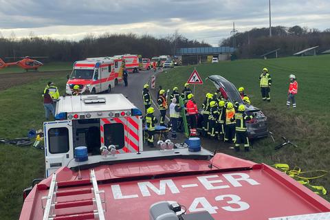 Ein Mann, der sich bei dem Unfall bei Bad Camberg in einem der Fahrzeuge befand, musste von der Feuerwehr befreit werden.