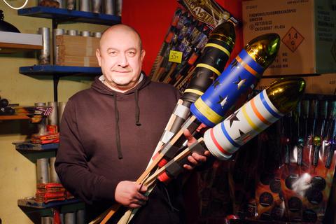 Pyrotechniker Mario Kern bietet zwar professionelles Feuerwerk an, die Riesen-Raketen hat er aber nur zur Deko gebaut.