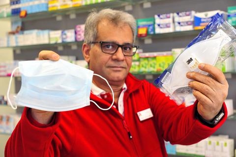 Apotheker Nader Khorrami aus Heidesheim hat nur noch diese gegen Viren wirkungslosen Schutzmasken vorrätig. Sogenannte FFP-Masken bieten mehr Schutz, sind aber ausverkauft. Foto: Thomas Schmidt