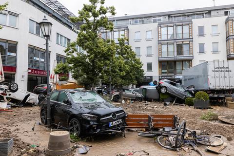 Autos und andere Gegenstände stapeln sich in Bad Neuenahr auf einem vom Hochwasser völlig zerstörten Platz. Foto: dpa