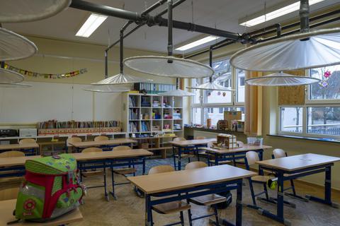 Lüftungsanlagen nach Bauplan des Max-Planck-Instituts haben Eltern in der Grundschule Nierstein montiert. Archivfoto: hbz/Sämmer