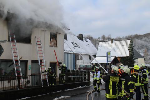 Großeinsatz in Schlierbach: Die Feuerwehr löscht von mehreren Seiten und bringt so den Brand unter Kontrolle.