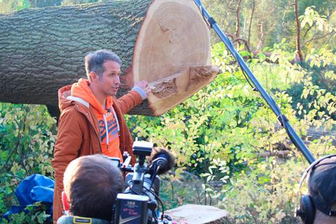 Willi Weitzel erklärt für die Kamera die Baumfällungen nahe Stadtallendorf für den Autobahnbau.  Foto: Florian Lerchbacher 