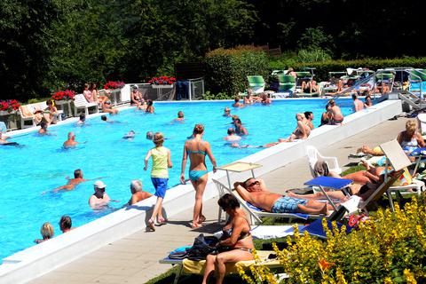 Als einziges Freibad im Rheingau-Taunus-Kreis hat das Thermalfreibad Schlangenbad weiterhin geöffnet – voraussichtlich bis Ende September. Archivfoto: Martin Fromme