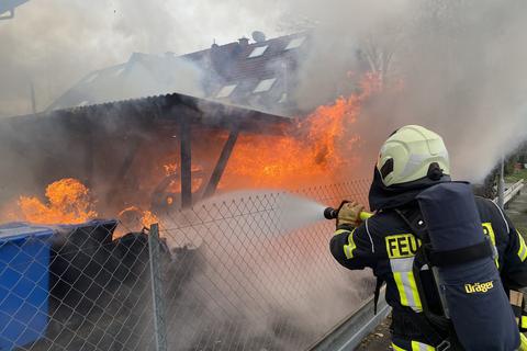 Im Hüttenberger Ortsteil Rechtenbach sind am Dienstagmittag drei Autos und ein Carport durch einen Brand zerstört worden.