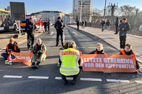 Klimaaktivisten der „Letzten Generation“ blockieren den Verkehr auf der Alicenbrücke in Mainz.