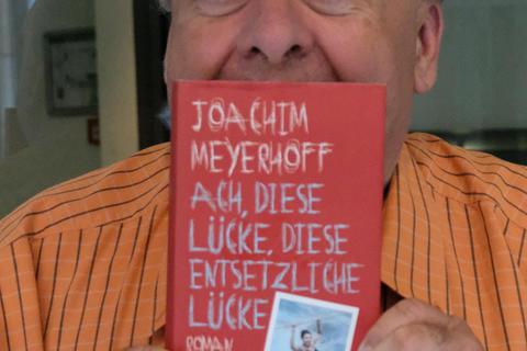 Bei der Reihe „Lieblingsbücher“ wird auf der Kammerspiel-Bühne Literatur in Aktion übersetzt, dazu gehört auch „Ach, diese Lücke“ von Joachim Meyerhoff. Foto:  Bamler