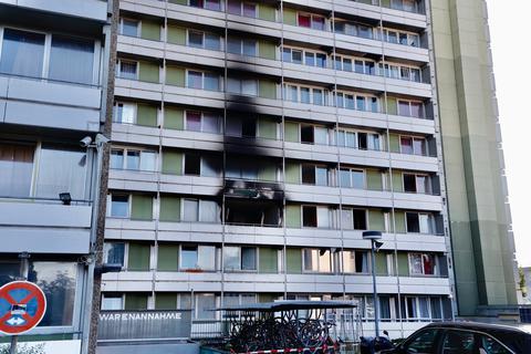 Das Feuer brach im zweiten Stock des Hochhauses in der Hechtsheimer Straße aus.  Foto: Sascha Kopp / VRM Bild