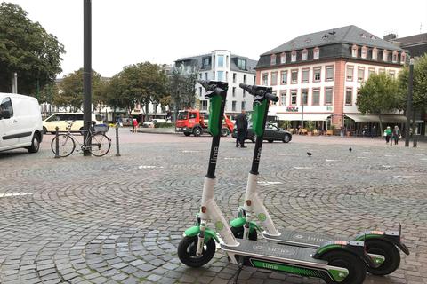 Weiß-grün sind die Fahrzeuge, die seit Montag der Vermieter Lime in Mainz anbietet. Foto: Paul Lassay