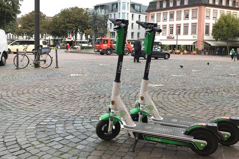 Die E-Scooter von Lime in Mainz. Foto: Paul Lassay