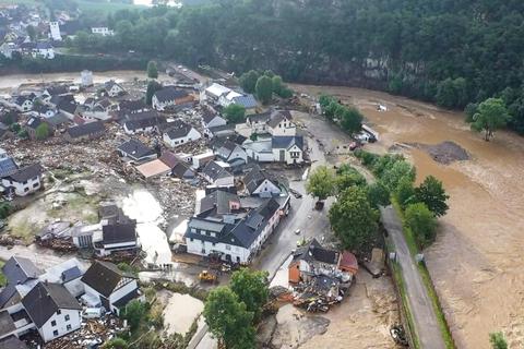 Die mit einer Drohne gefertigte Aufnahme zeigt die Verwüstungen, die das Hochwasser der Ahr in dem Eifel-Ort angerichtet hat. Foto: Christoph Reichwein/TNN/dpa 