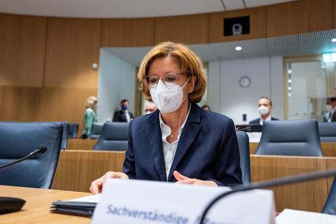 Ministerpräsidentin Malu Dreyer im April 2022 bei ihrer ersten Vernehmung vor dem Untersuchungsausschuss zur Ahrflut.