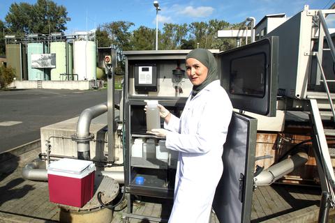 Hanane Nadi-Adraoui leitet beim Wirtschaftsbetrieb Mainz die Qualitätssicherung. Auf dem Gelände der Kläranlage demonstriert sie, wie die Proben beim Abwasser entnommen werden.  Foto: hbz/Jörg Henkel