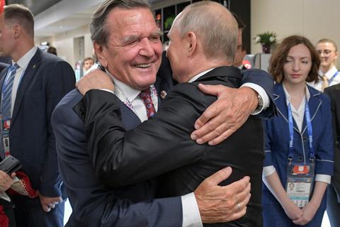 Freundschaftliche Umarmung: Wladimir Putin feierte 2014 mit Gerhard Schröder dessen 70. Geburtstag. Zuletzt saß der Altkanzler im Vorstand von Rosneft und wollte in den Aufsichtsrat vom Gazprom einsteigen.          Archivfoto: dpa
