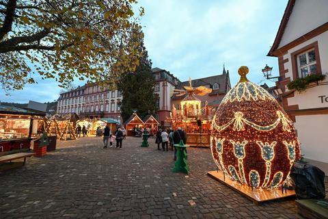 Am Freitag eröffnete der Weihnachtsmarkt in Erbach. Pünktlich um 17 Uhr wurden die Lichter am großen Baum angeschaltet.