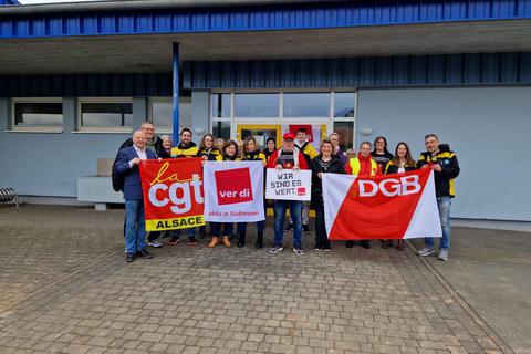 Für bessere Löhne und Arbeitsbedingungen bei der Post zeigen die Gewerkschaften Verdi und DGB Flagge. Foto: DGB Bezirk Hessen-Thüringen