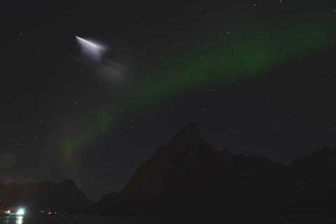 Der helle Lichtschein über den Lofoten ging auf eine Atlas-Rakete zurück – und war eines der Phänomene, die rätselnde Beobachter der im Odenwald beheimateten Ufo-Meldestelle berichteten.  Foto: CENAP         