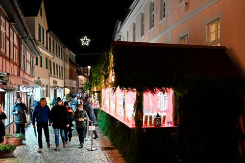Das Licht bleibt weiter eingeschaltet beim Weihnachtsmarkt in Michelstadt (hier eine Szene aus der einseitig mit Buden bestellten Großen Gasse). Foto: Dirk Zengel 