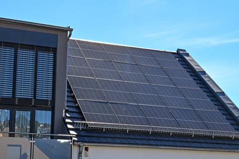 Photovoltaikanlagen, so wie hier in Michelstadt, werden im Odenwaldkreis immer beliebter.