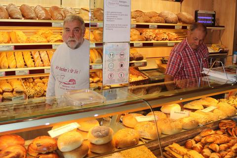 Manfred Heß (links) setzt auf Dinkelprodukte. Er dürfte 2023 Beerfeldens letzter Bäcker sein. Beim Verkauf hilft ihm auch Schwager Gerhard Schäfer. Foto: Thomas Wilken