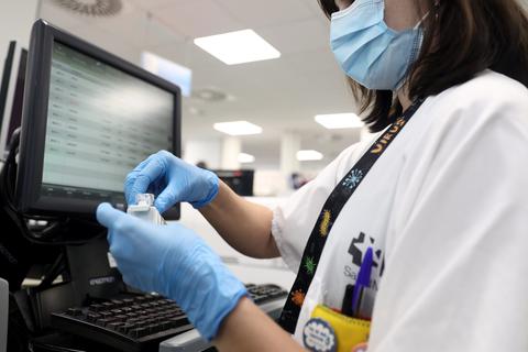Eine Labortechnikerin im mikrobiologischen Labor eines Krankenhauses. Symbolfoto: dpa
